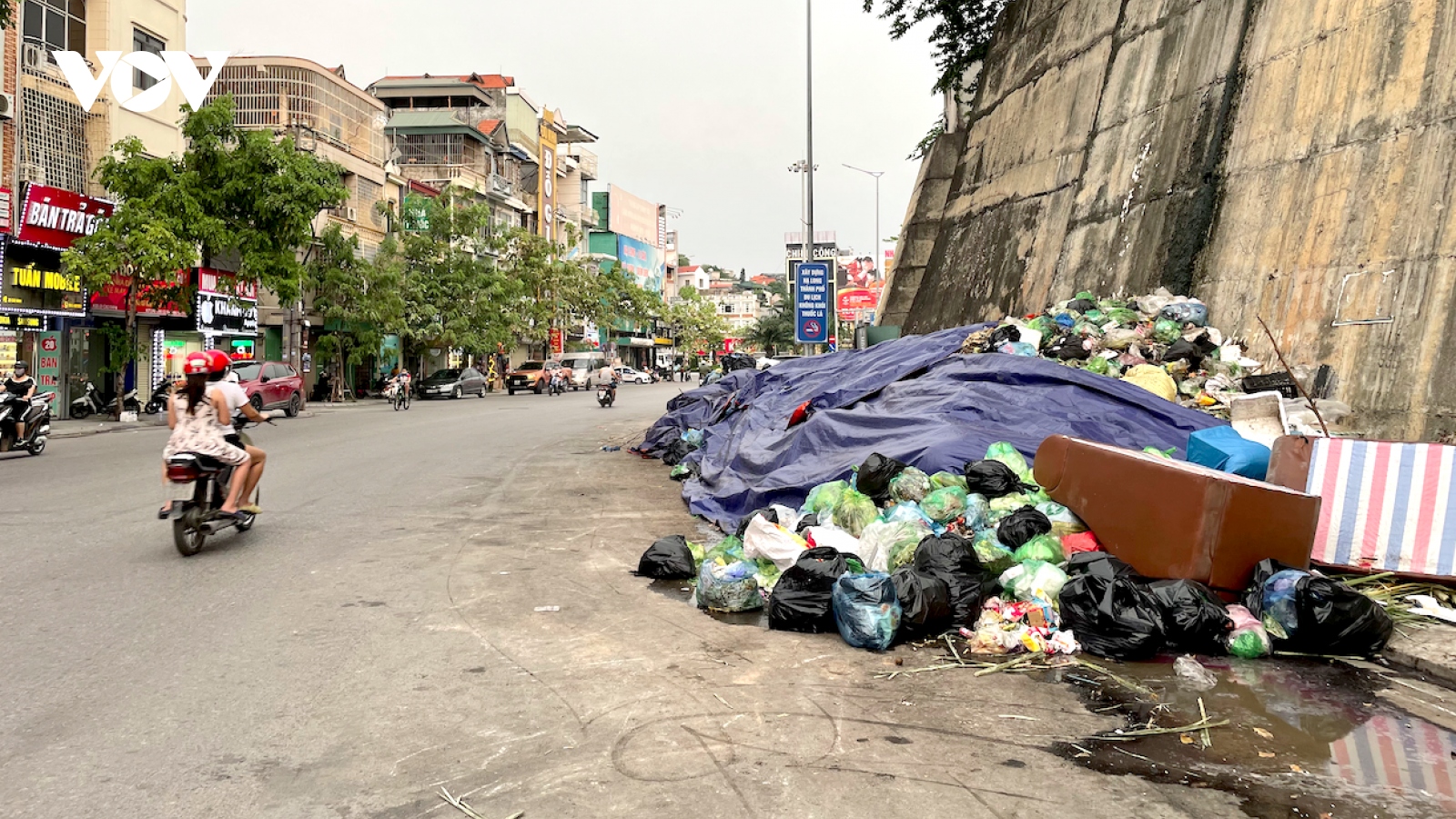 Xử lý khẩn cấp tình trạng ùn ứ rác thải trong khu dân cư tại TP Hạ Long